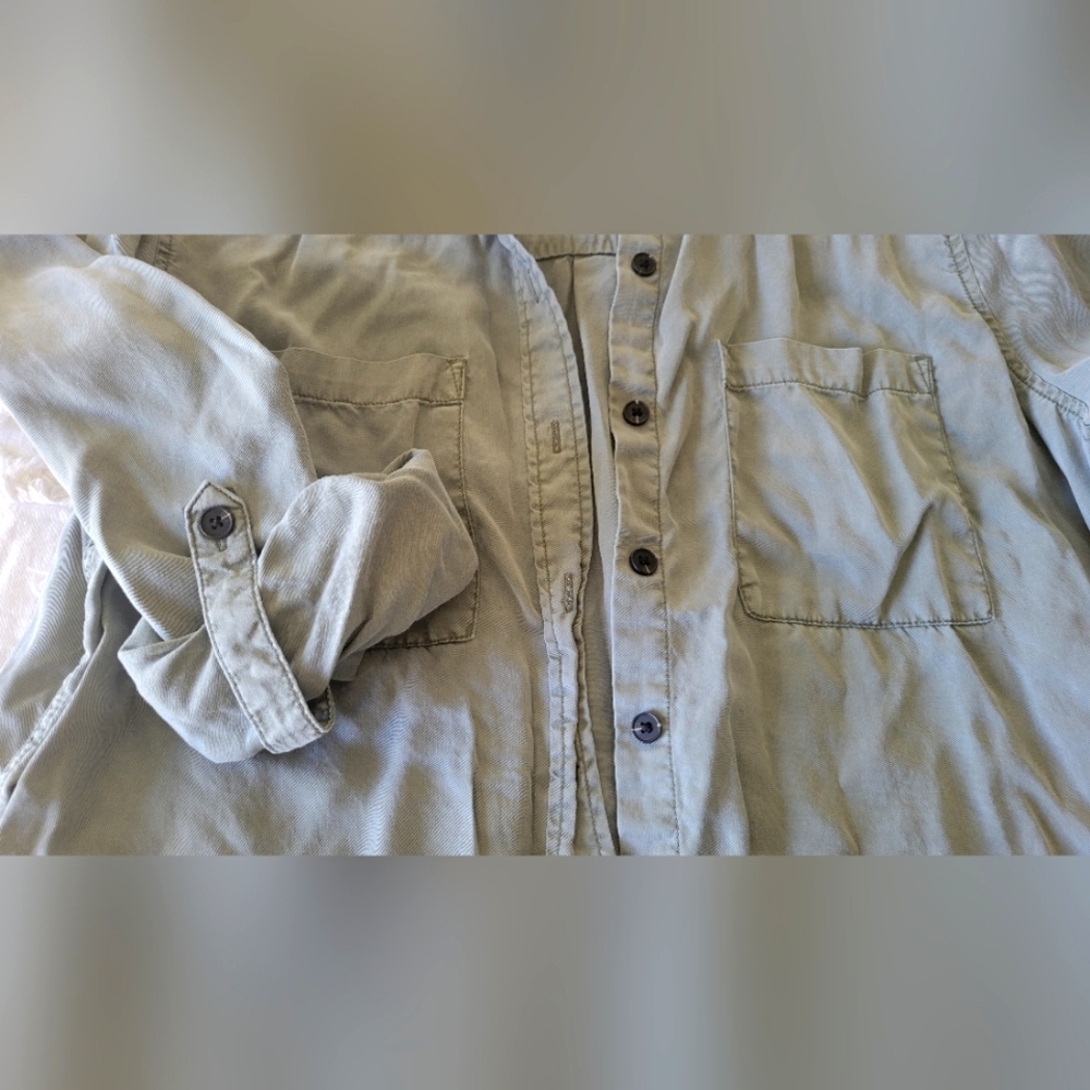 Green button up top - Picture 2 of 4